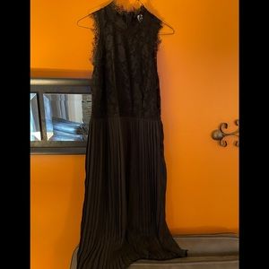 Black sleeveless lace pleated dress